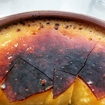 Creme brulee με τραγανή καραμέλα στο Κίτρινο Ποδήλατο στη Σίφνο